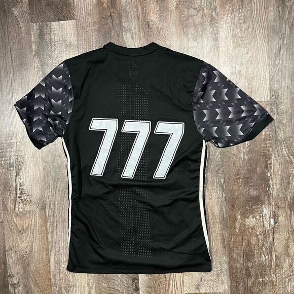 Manchester United 2017 Adidas Jersey - Picture 4 of 8